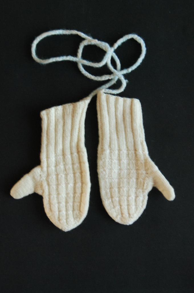 Brocante wollen baby / peuter wanten met koord, Kinderen en Baby's, Babykleding | Mutsen, Sjaals en Wanten, Wanten, Jongetje of Meisje