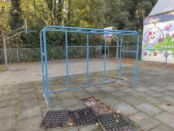 Stalen voetbaldoel - schoolplein of speelplaats beschikbaar voor biedingen