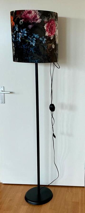 Vloerlamp - staande schemerlamp zwart met bloemmotief kap beschikbaar voor biedingen