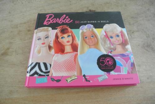 Barbie  Boek  50 Jaar Barbie in beeld/ nr 453, Verzamelen, Poppen, Zo goed als nieuw, Overige typen, Ophalen of Verzenden