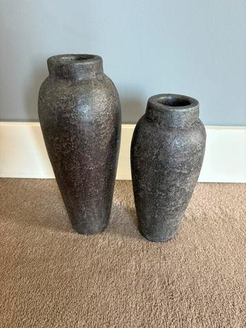 Twee mooi bruingrijze waxinelichthouders beschikbaar voor biedingen