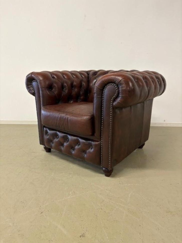 Nette Engelse Chesterfield fauteuil in rundleder, Huis en Inrichting, Fauteuils, Gebruikt, Leer, 75 tot 100 cm, 75 tot 100 cm