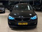 BMW 3-serie Gran Turismo 318d|Sport-Pakket|PANO|NL-AUTO |Tre, Auto's, BMW, Achterwielaandrijving, 1535 kg, Zwart, Bedrijf
