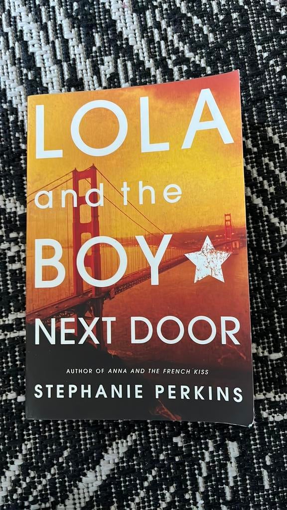 Boek Lola and the boy next door te koop, Ophalen of Verzenden, Gelezen