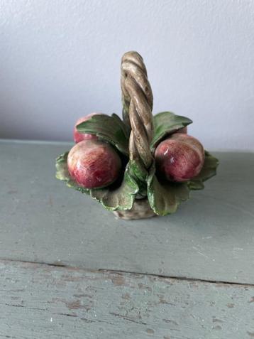 Vintage Italiaans handbeschilderd mandje met fruit porselein beschikbaar voor biedingen