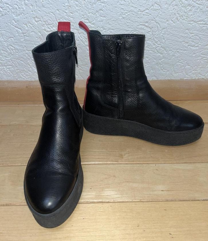 Via Vai enkellaarzen maat 37 zwart echt leer rode accenten, Kleding | Dames, Schoenen, Zo goed als nieuw, Lage of Enkellaarzen