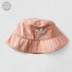 Lichtroze Adidas Originals bucket hat, Kleding | Heren, Hoeden en Petten, One size fits all, Gedragen, Hoed, Adidas