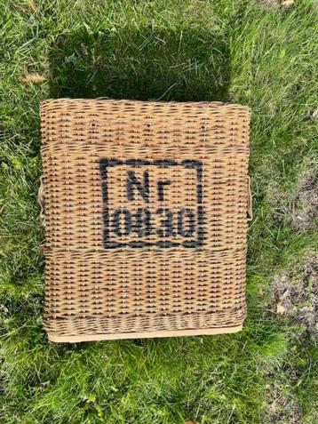 Antieke rieten mand  beschikbaar voor biedingen