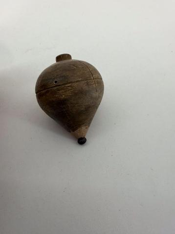 Antieke houten tol beschikbaar voor biedingen