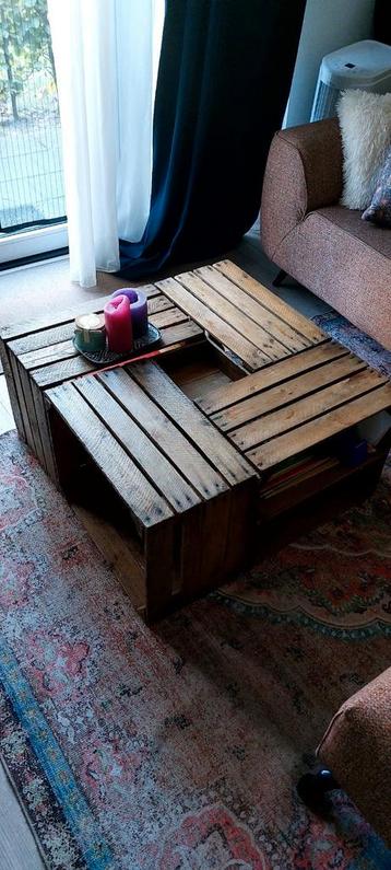 Zelfgemaakte salontafel van houten kratten beschikbaar voor biedingen