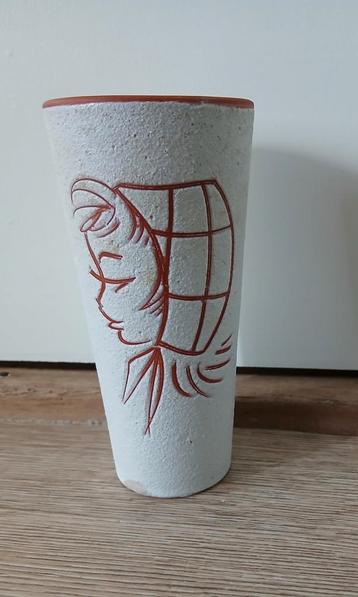 Vintage vaasje Boonstra met dame erop  Hoog 14 cm. beschikbaar voor biedingen