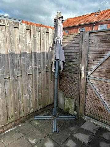Parasol te koop beschikbaar voor biedingen