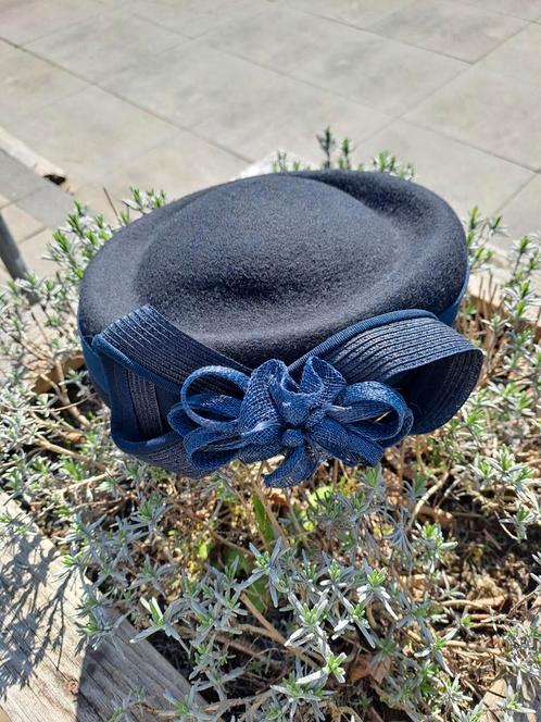 vilt blauw dopje 57 cm zgan, Kleding | Dames, Hoeden en Petten, Zo goed als nieuw, Hoed, 56 of 57 cm (M, 7 of 7⅛ inch), Ophalen of Verzenden