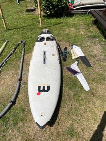 Diverse surf spullen MISTRAL en een golf surf board beschikbaar voor biedingen
