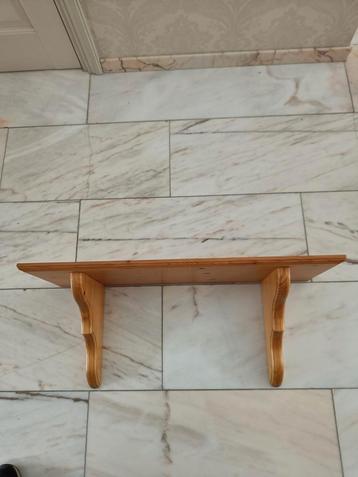 Grenenhouten wandplank met fraaie consoles.  beschikbaar voor biedingen