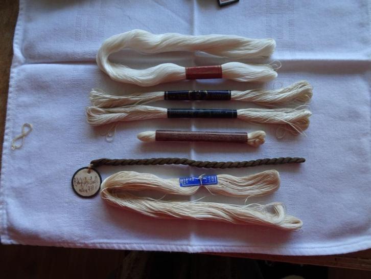 Uit mijn garen verzameling  5 verschillende garens, Hobby en Vrije tijd, Kantklossen, Nieuw, Garen, Ophalen of Verzenden