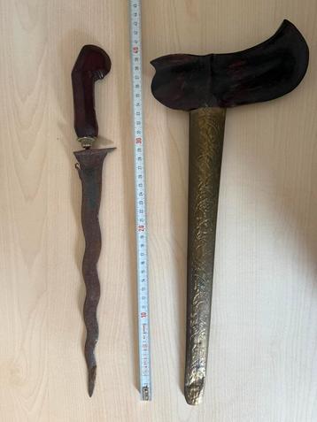 Antieke Kris dolk met ingegraveerde schede beschikbaar voor biedingen