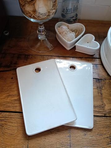 Twee brocante broodplankjes van aardewerk beschikbaar voor biedingen