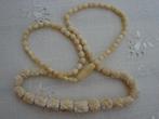 Vintage j50/60 ketting gesneden been met bloemen motief., Ophalen of Verzenden, Zo goed als nieuw, Beige, Overige materialen