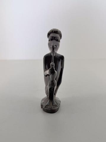 Afrikaans houtsnijwerk – man met pijp (10 cm) beschikbaar voor biedingen