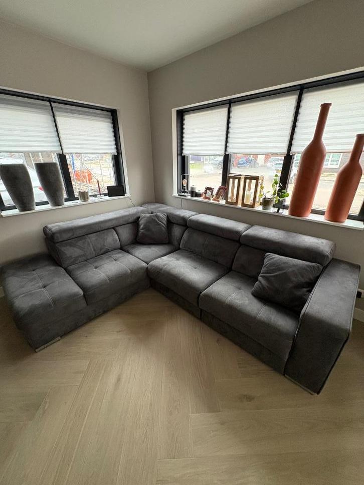 Te koop: Hoekbank met elektrisch verstelbare ligstand., Huis en Inrichting, Banken | Complete zithoeken, Zo goed als nieuw, Leer