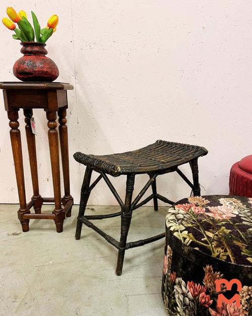 Vintage manou rotan voetenbankje/krukje, Huis en Inrichting, Krukjes, Gebruikt, Hout, Ophalen of Verzenden