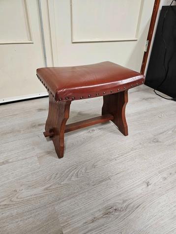 Vintage voetenbankje  voor €20,-  beschikbaar voor biedingen