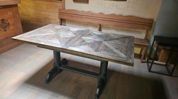 Landelijke kolompoot eettafel met Chassigny kasteelvloer  beschikbaar voor biedingen