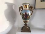 Amphora porseleinen vaas op houten sokkel decor 19e eeuw, Ophalen of Verzenden