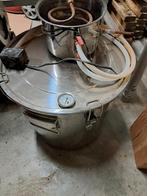 Distilleerketel met flessen en gistvaten, Ophalen