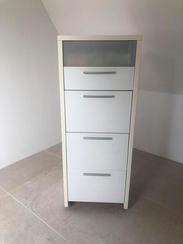 witte ladekast op kleine wielen.
