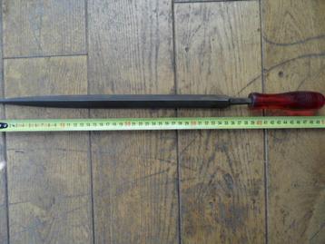 PB No 1200/110 mm driehoekig vijl 50 cm lang middel fijn beschikbaar voor biedingen
