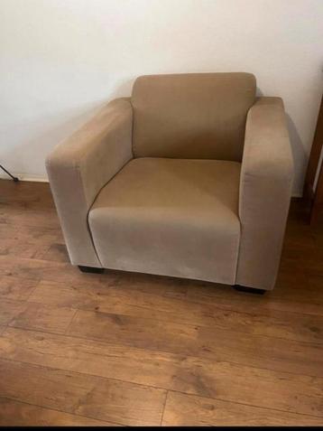 Beige fateuil beschikbaar voor biedingen