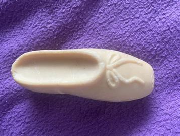 oud zeepje in de vorm van een balletschoen beschikbaar voor biedingen
