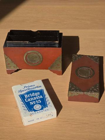 Antiek gelakt chinees kaartenspeldoosje met koper op pootjes beschikbaar voor biedingen