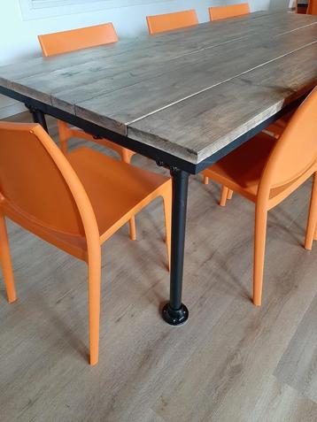 2 Prachtige steigerhouten tafels met steigerbuis frame beschikbaar voor biedingen