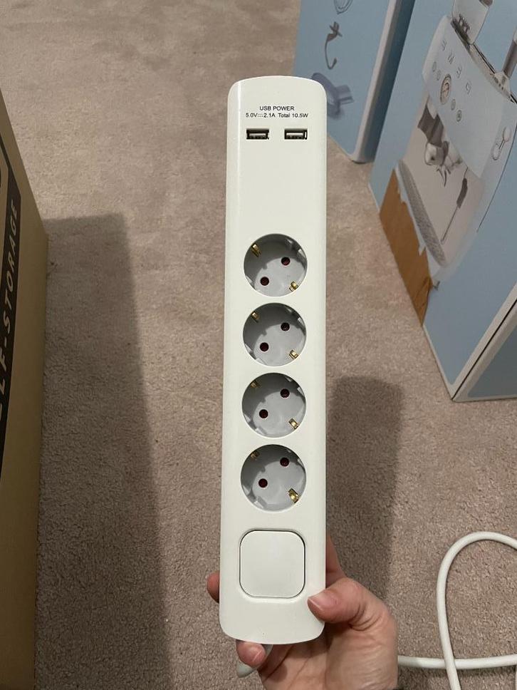 Power strip, surge protector, 4-way, 2 USB, white, Doe-het-zelf en Verbouw, Elektra en Kabels, Zo goed als nieuw, Stopcontact