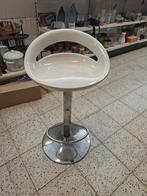 Stijlvolle witte barkruk met voetsteun, Ophalen, 60 tot 90 cm, Zo goed als nieuw, 1 kruk