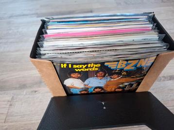Opberbak/koffer met vinyl singles beschikbaar voor biedingen