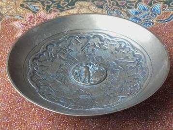 Mooi zeldzaam antiek schaaltje uit Frankrijk met ridders. beschikbaar voor biedingen