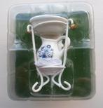 Porseleinen Lampetkan op standaard met handdoekje in doos., Ophalen of Verzenden, Nieuw, Gebruiksvoorwerp