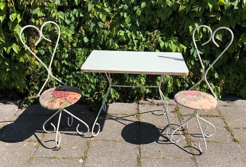 Brocante smeedijzeren tafeltje met 2 stoeltjes / kleuter., Antiek en Kunst, Curiosa en Brocante, Ophalen