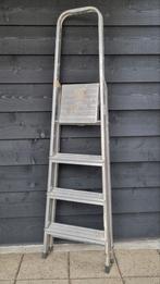 T-k 4 treden Keukentrap Huishoudtrap lichtgewicht aluminium, Doe-het-zelf en Verbouw, Ladders en Trappen, Ophalen, Zo goed als nieuw