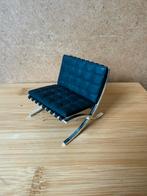 1:12 miniatuur Barcelona stoel -hxbxd 6x6.3x6.4cm -kunststof, Verzamelen, Poppenhuizen en Toebehoren, Ophalen of Verzenden, Zo goed als nieuw