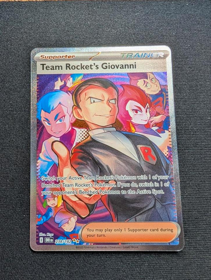 Team Rocket's Giovanni 238/182 (Set: Destined Rivals), Hobby en Vrije tijd, Verzamelkaartspellen | Pokémon, Zo goed als nieuw