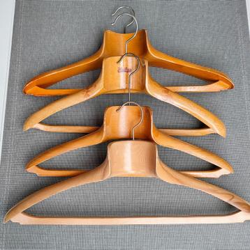 4 vintage houten kleerhangers (kapstokken) beschikbaar voor biedingen