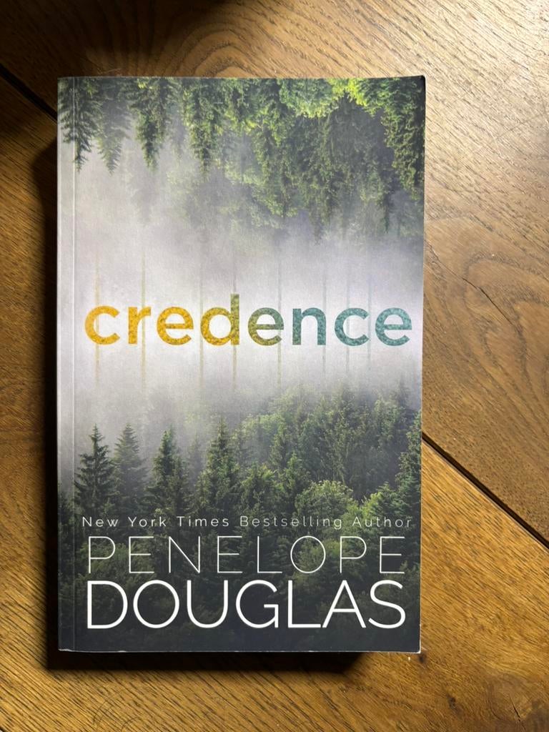 Credence EN penelope douglas, Ophalen of Verzenden, Zo goed als nieuw