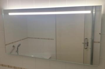Mooie rechthoekige spiegel, met verlichting. In prima staat. beschikbaar voor biedingen