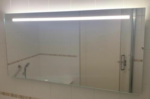 Mooie rechthoekige spiegel, met verlichting. In prima staat., Huis en Inrichting, Badkamer | Badkamermeubels, Zo goed als nieuw