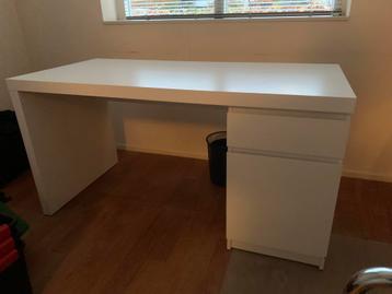 Wit bureau IKEA, model MALM beschikbaar voor biedingen